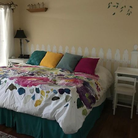 โกลเดน แพทเวย์ส รีทรีต แอนด์ บีแอนด์บี Bed & Breakfast ปีเตอร์บอร์โรว์ ภายนอก รูปภาพ