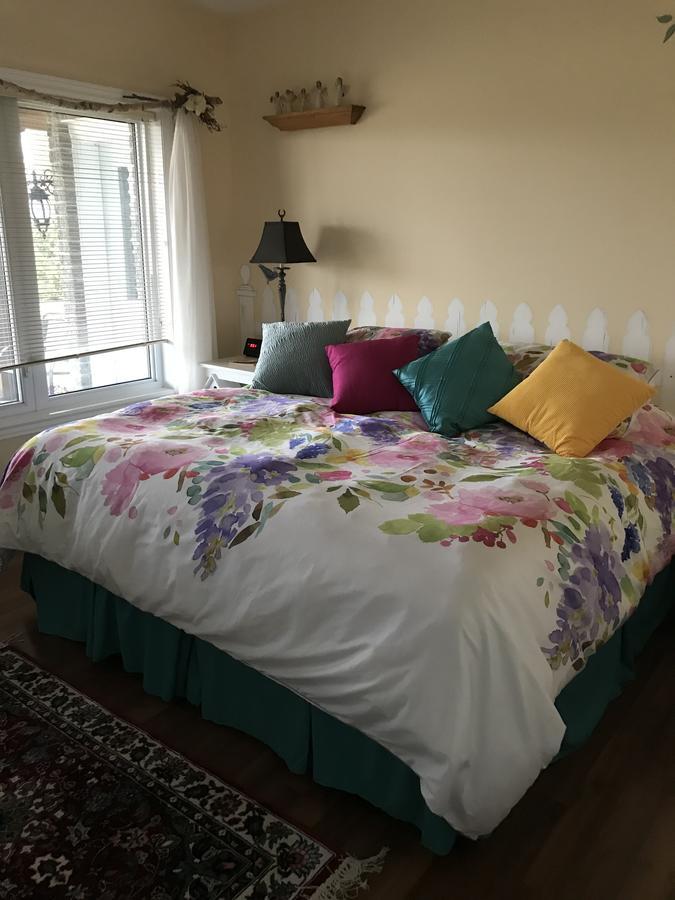 โกลเดน แพทเวย์ส รีทรีต แอนด์ บีแอนด์บี Bed & Breakfast ปีเตอร์บอร์โรว์ ภายนอก รูปภาพ